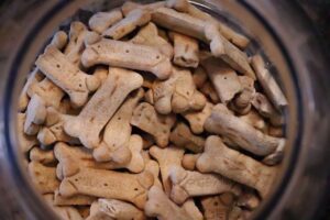 Hundeleckerlies in Knochenform im Glas