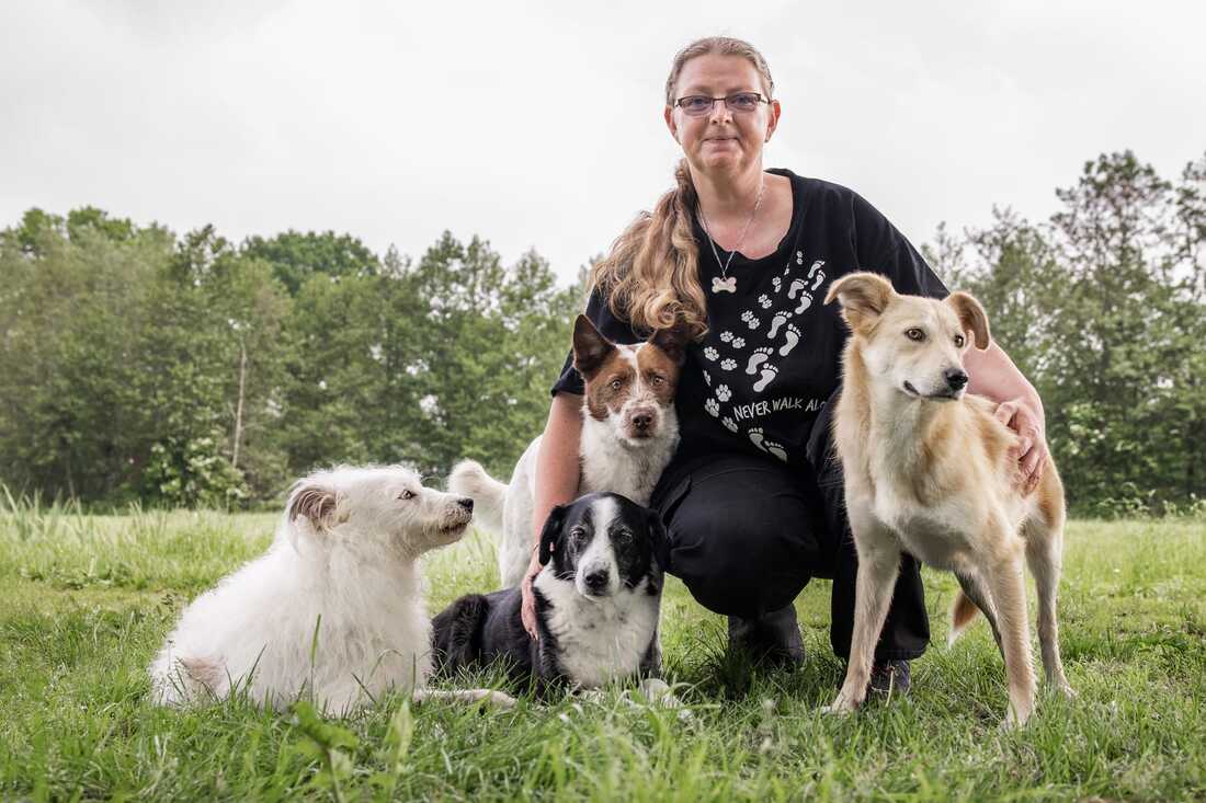 Claudia mit vier Hunden.