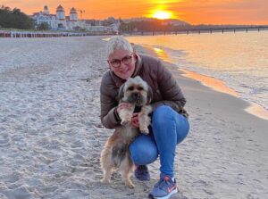 Frauchen mit Hund im Sandstrand auf Rügen
